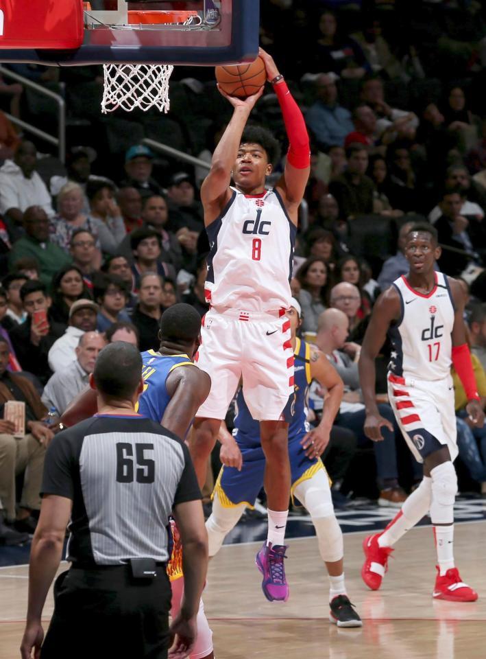 ウォリアーズ戦でシュートするウィザーズの八村＝ワシントン（ＮＢＡＥ提供・ゲッティ＝共同）