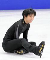 公式練習中にジャンプの着氷に失敗して苦笑いする羽生結弦＝韓国・ソウル（撮影・堀内翔）