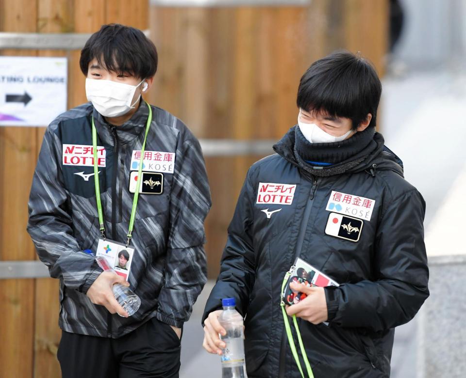公式練習に向かう友野一希（左）と鍵山優真＝韓国・ソウル（撮影・堀内翔）