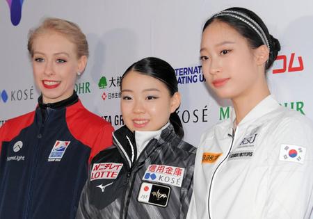 ＳＰの優勝は紀平梨花（中央）。左は２位のブラディー・テネル、右は３位のユ・ヨン＝韓国ソウル（撮影・堀内翔）