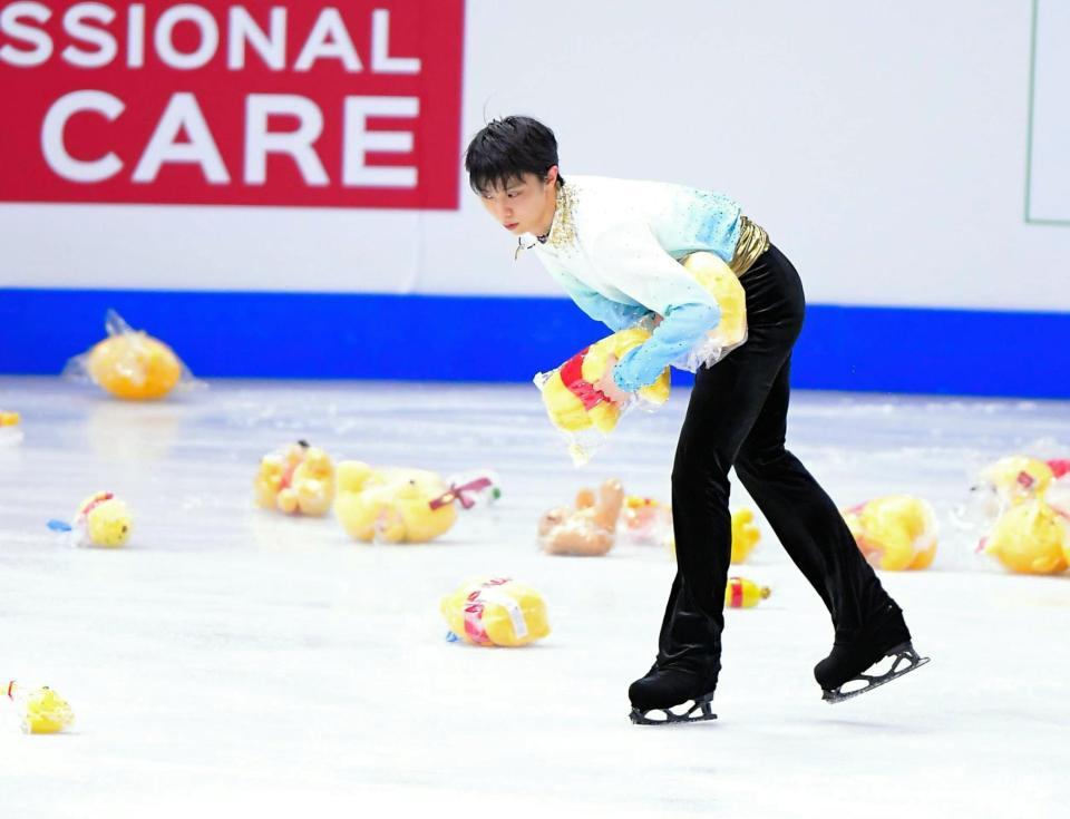 羽生結弦 演技後にプーさん拾う 後続スケーターへ配慮 スポーツ デイリースポーツ Online