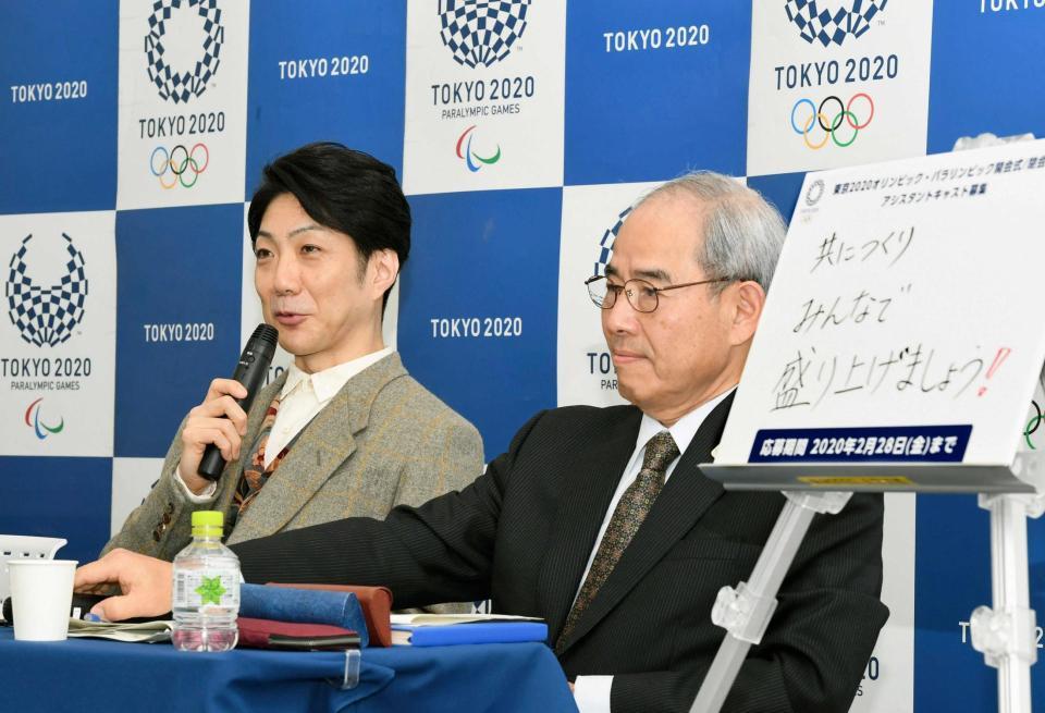 　会見する野村萬斎（左）