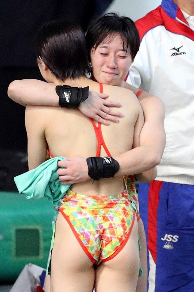 　女子高飛び込みで３位に終わり、１位の荒井祭里（手前）と健闘をたたえ合う板橋美波