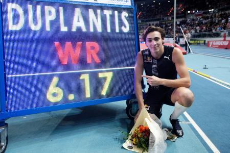 　男子棒高跳びで６メートル１７の世界新記録をマークしたアルマンド・デュプランティス＝８日、トルン（ゲッティ＝共同）