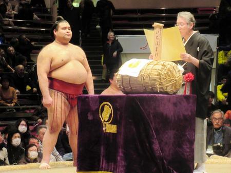 大相撲トーナメント連覇を果たし優勝賞品の米１俵を贈られる高安