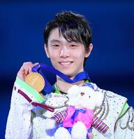 フィギュアスケート四大陸選手権を初制覇して金メダルを手にする羽生結弦＝韓国ソウル（撮影・堀内翔）