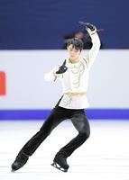 冒頭の「ＳＥＩＭＥＩ」のポーズを決める羽生結弦＝韓国ソウル（撮影・堀内翔）