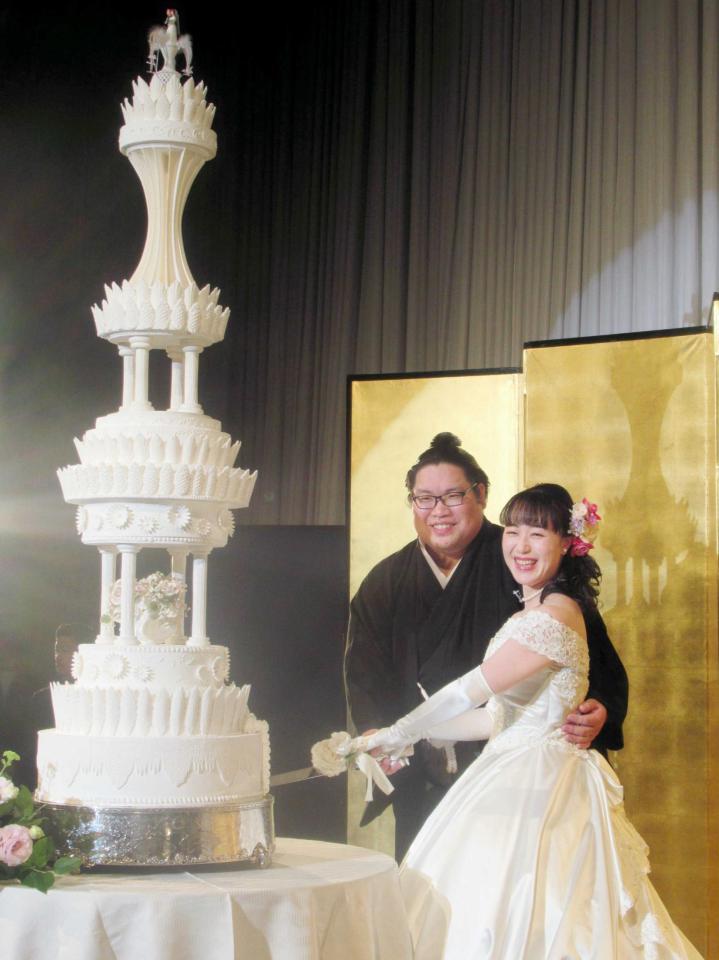 　結婚披露宴でケーキ入刀する錦木と桃代夫人