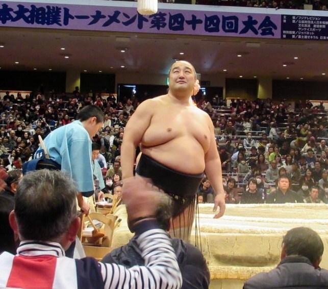 大相撲トーナメントでＯＢ戦に出場し大歓声を浴びる安治川親方