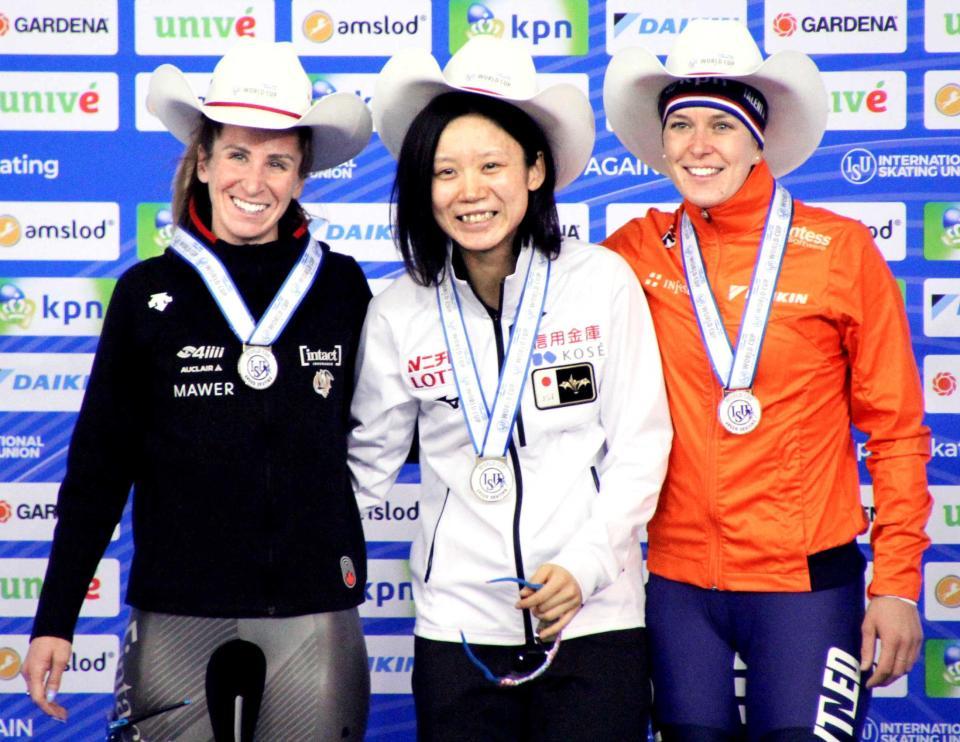 　女子１５００メートルで優勝し、笑顔を見せる高木美帆（中央）＝共同