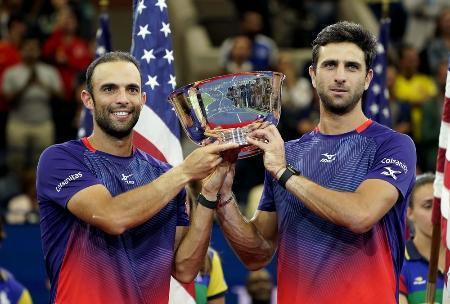 　全米オープンテニスの男子ダブルスで優勝し、笑顔のフアンセバスティアン・カバル（左）、ロベルト・ファラ組＝２０１９年９月、ニューヨーク