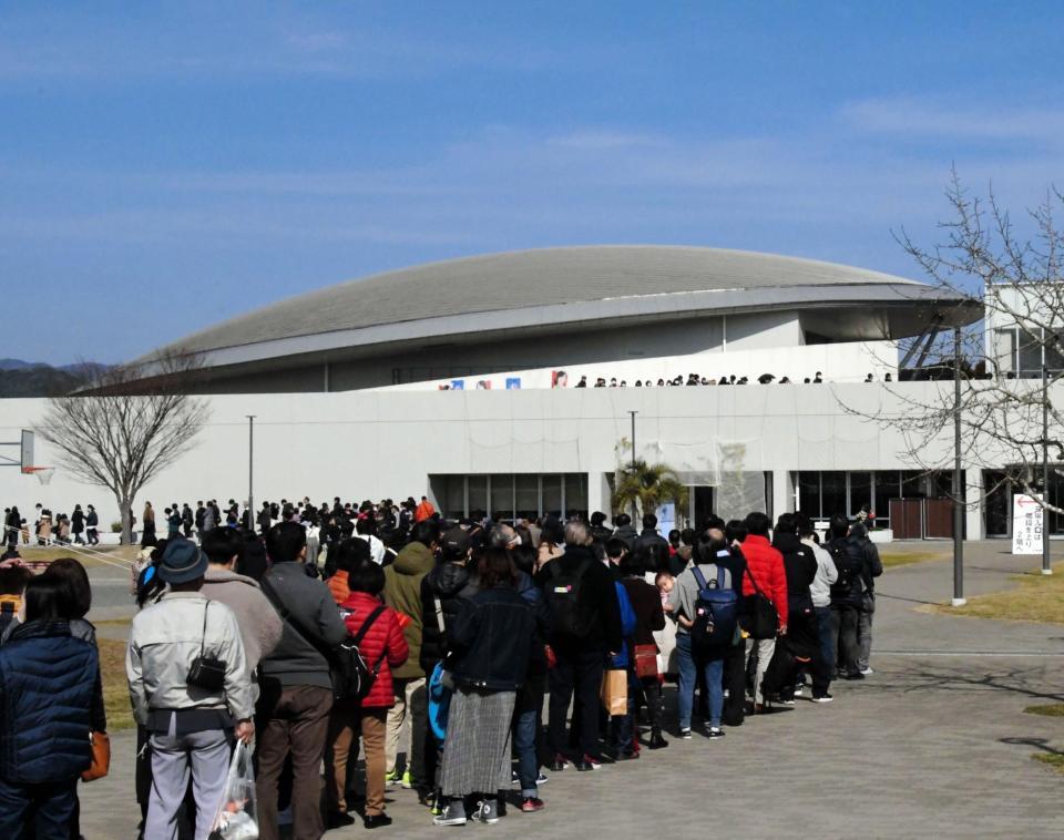 石川佳純の凱旋試合に、開場前から２階の入場口に向けて長蛇の列ができた＝山口市
