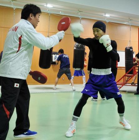 「あべし」と刺繍された「北斗の拳」グローブで練習する田中亮明（右）＝味の素ナショナルトレーニングセンター