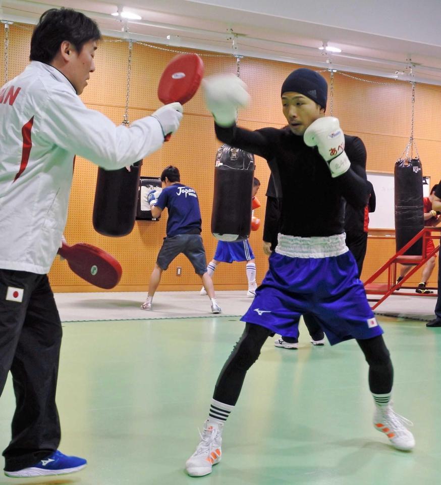 　「北斗の拳」グローブで練習する田中亮明（右）