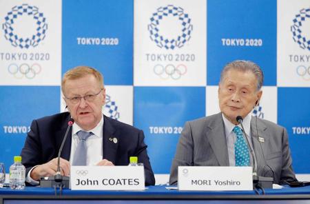 　記者会見するＩＯＣのコーツ調整委員長（左）と大会組織委の森喜朗会長