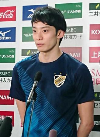 　取材に応じる入江陵介