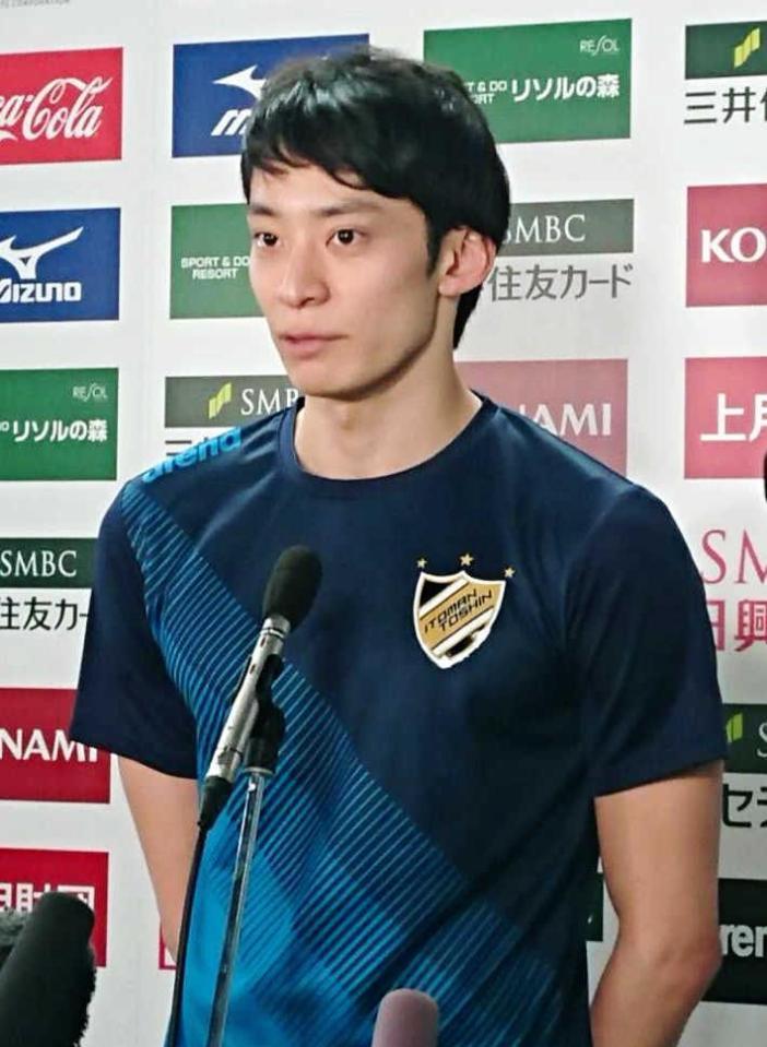 　取材に応じる入江陵介