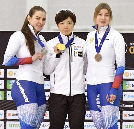 　女子５００メートルで優勝した小平奈緒（中央）＝共同
