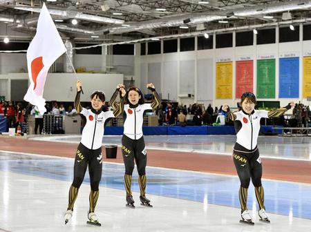 　世界新記録で優勝し、歓声に応える（左から）高木菜那、高木美帆、佐藤綾乃（共同）