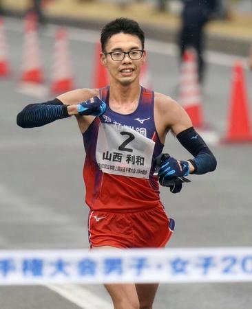 男子20キロ　１時間17分36秒で優勝した山西利和＝神戸市