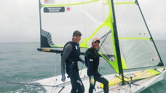 　男子49ｅｒ級レース終了直後の高橋（左）、小泉組＝メルボルン（日本セーリング連盟提供・共同）