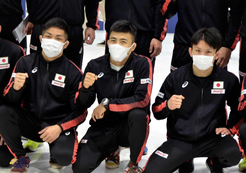 　出発を前に、マスク姿で写真撮影に応じるレスリング東京五輪代表の文田健一郎（中央）ら