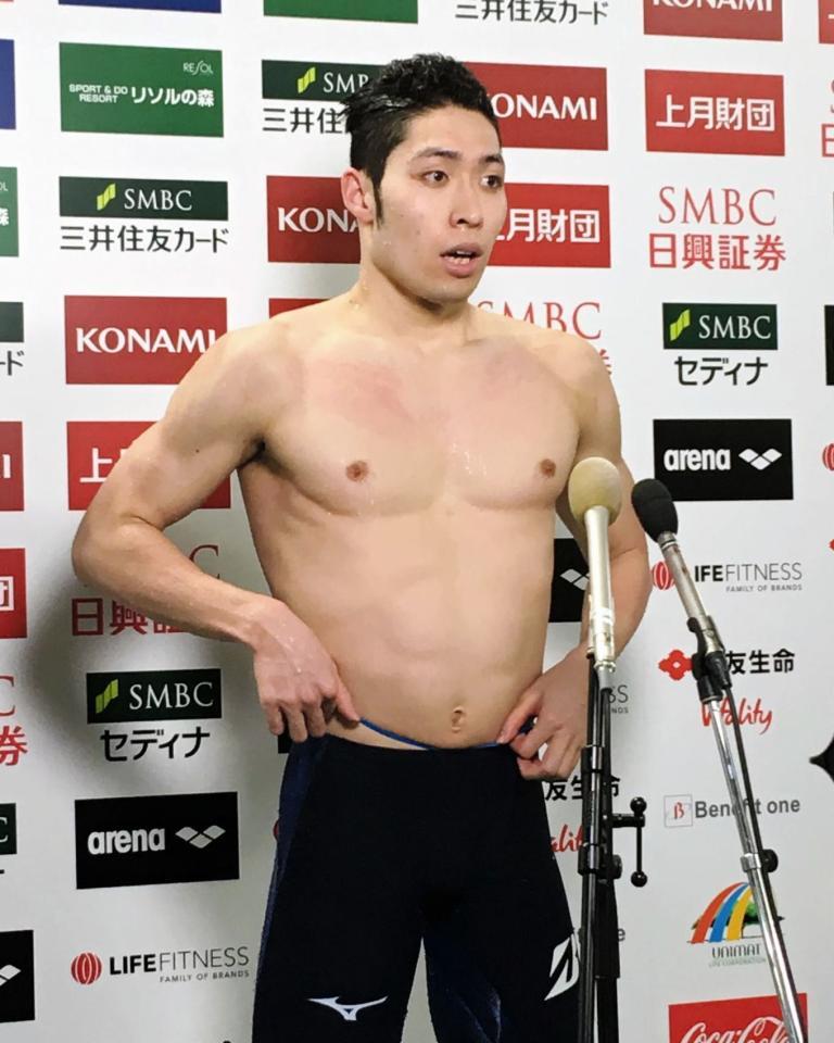 　予選を終え取材に応じる萩野公介