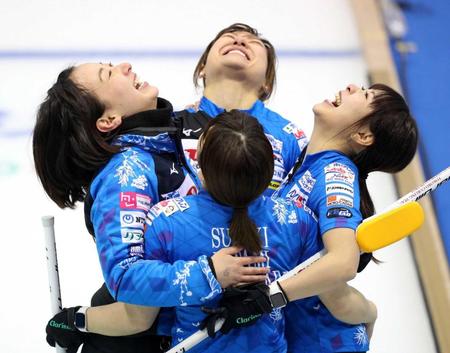 　中部電力を破って優勝し、喜ぶ藤沢（左）らロコ・ソラーレの選手たち