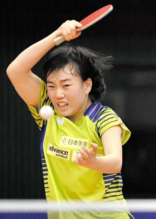 　決勝でスマッシュを決める杉田陽南（撮影・和田康志）