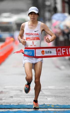　熊日３０キロロードレースの男子を１時間２９分４７秒で制した設楽悠太＝熊本市