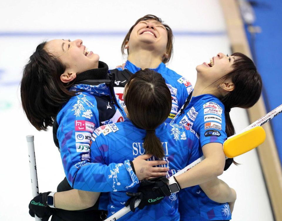 　中部電力を破って優勝し、喜ぶ藤沢（左）らロコ・ソラーレの選手たち