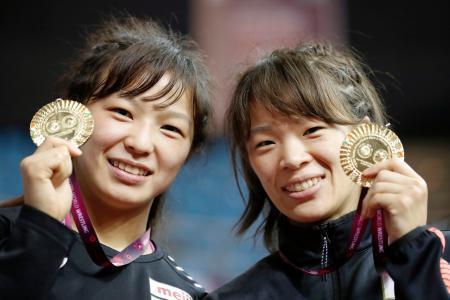 　姉妹で優勝し、笑顔を見せる５７キロ級の川井梨紗子（右）と６２キロ級の友香子＝ニューデリー（共同）
