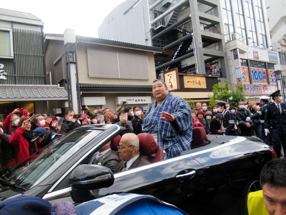 奈良で凱旋パレードしオープンカーに乗り沿道の声援に応える徳勝龍