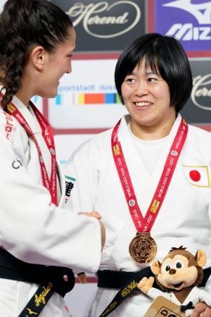 　女子７８キロ級で優勝し、金メダルを胸に握手を交わす浜田尚里＝デュッセルドルフ（共同）