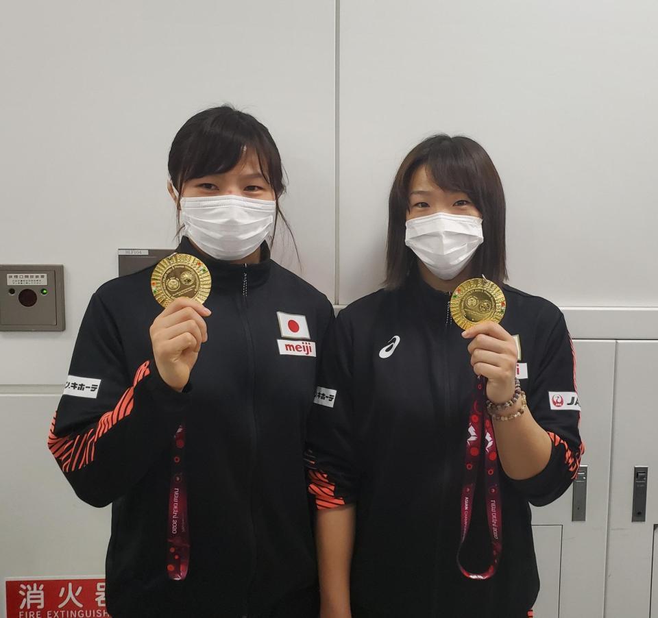 　金メダルを手にほほ笑む川井梨紗子（右）、友香子姉妹