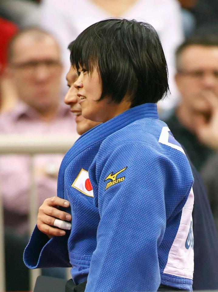 女子78キロ級決勝でブラジル選手を破り、引き揚げる浜田尚里＝デュッセルドルフ（共同）