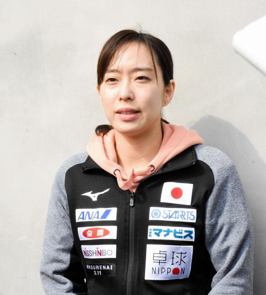 取材に応じる石川佳純＝成田空港