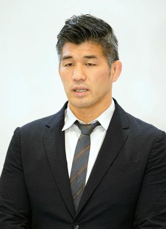 　帰国して空港で取材に応じる井上康生監督