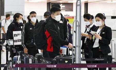五輪予選が行われるヨルダンにマスク姿で出発する日本代表（日本ボクシング連盟提供）