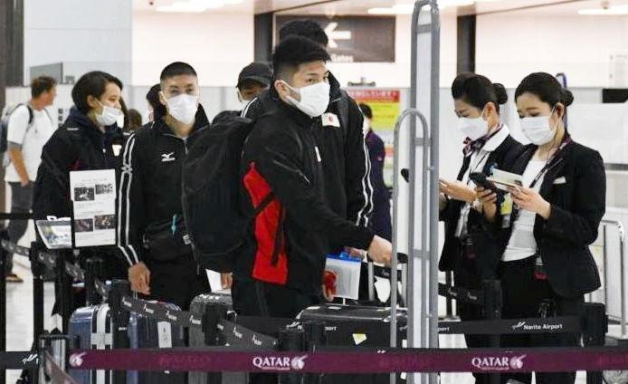 五輪予選が行われるヨルダンにマスク姿で出発する日本代表（日本ボクシング連盟提供）