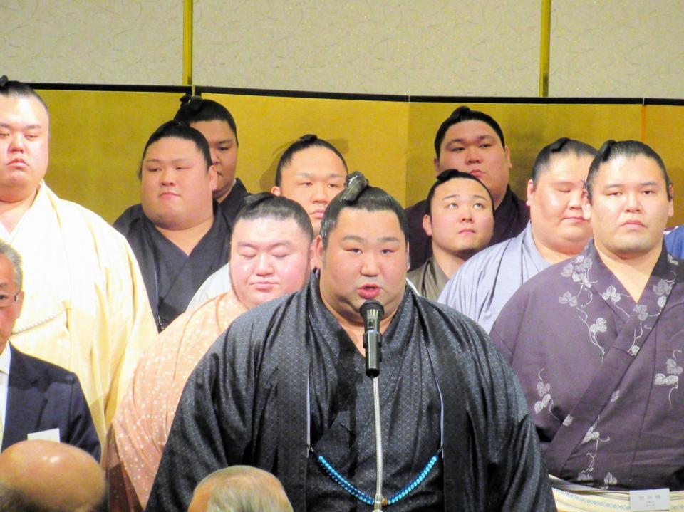 徳勝龍（中央）ら学生相撲出身力士を励ます会に参加した力士ら