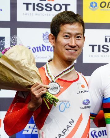 　自転車トラック種目世界選手権の男子ケイリンで銀メダルに輝き、表彰式で笑顔の脇本雄太。東京五輪出場枠を獲得した＝２７日、ベルリン（共同）