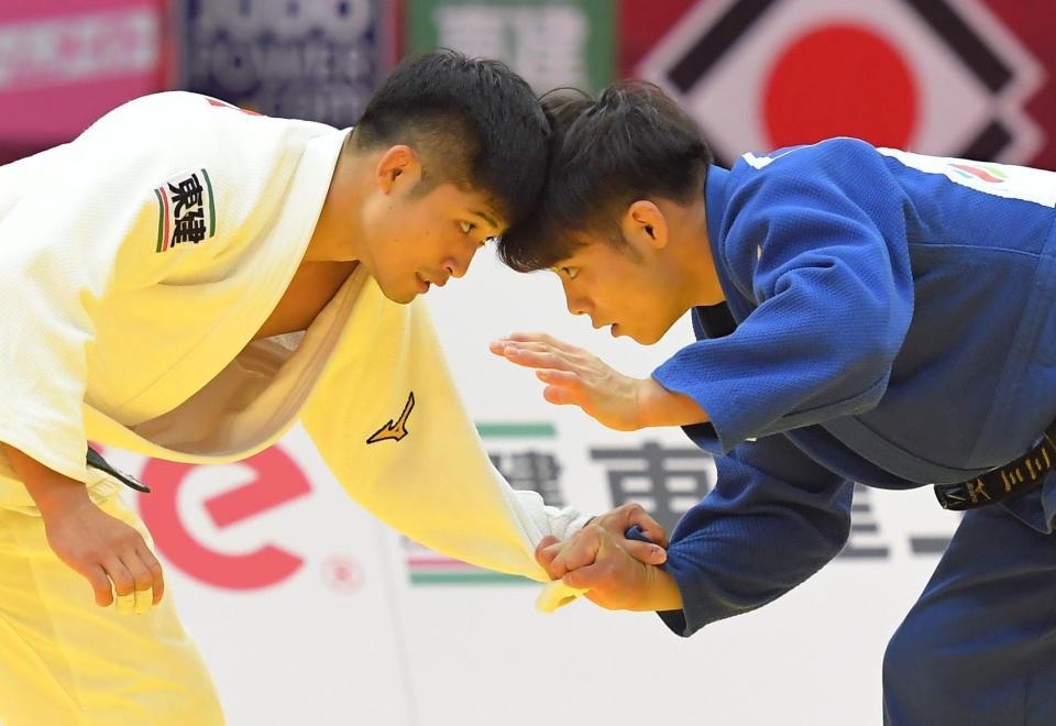 　ＧＳ大阪大会決勝で戦った丸山城志郎（左）と阿部一二三＝２０１９年１１月