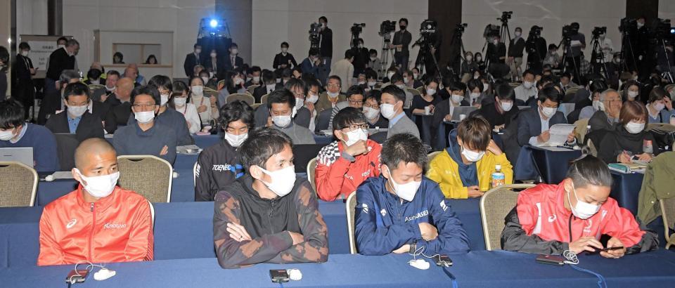 　マスク着用で臨む国内選手たちと報道陣（後方）