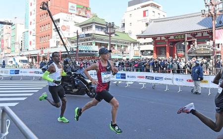 雷門前を通過する大迫傑＝東京・浅草（撮影・中田匡峻）