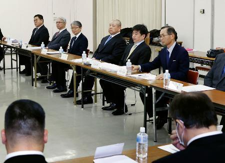 　日本相撲協会の臨時理事会。奥左から４人目は八角理事長＝１日午後、大阪市のエディオンアリーナ大阪