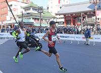 雷門前を通過する大迫傑（撮影・中田匡峻）