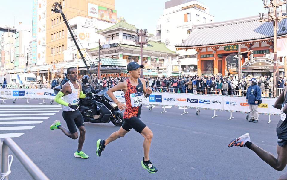 　雷門前を通過する大迫傑（撮影・中田匡峻）