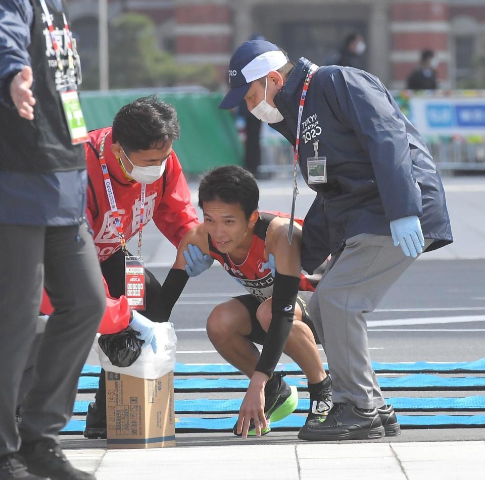 　ゴールし、倒れ込む井上大仁（中央）