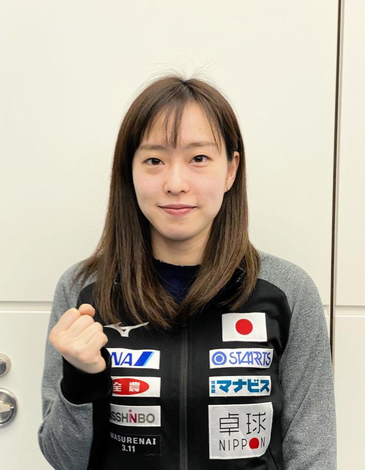 カタールＯＰへの出発前に取材に応じた石川佳純＝羽田空港